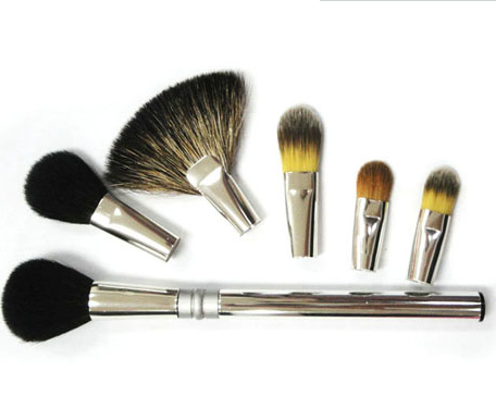 哪些化妝用品需要放冰箱保存？