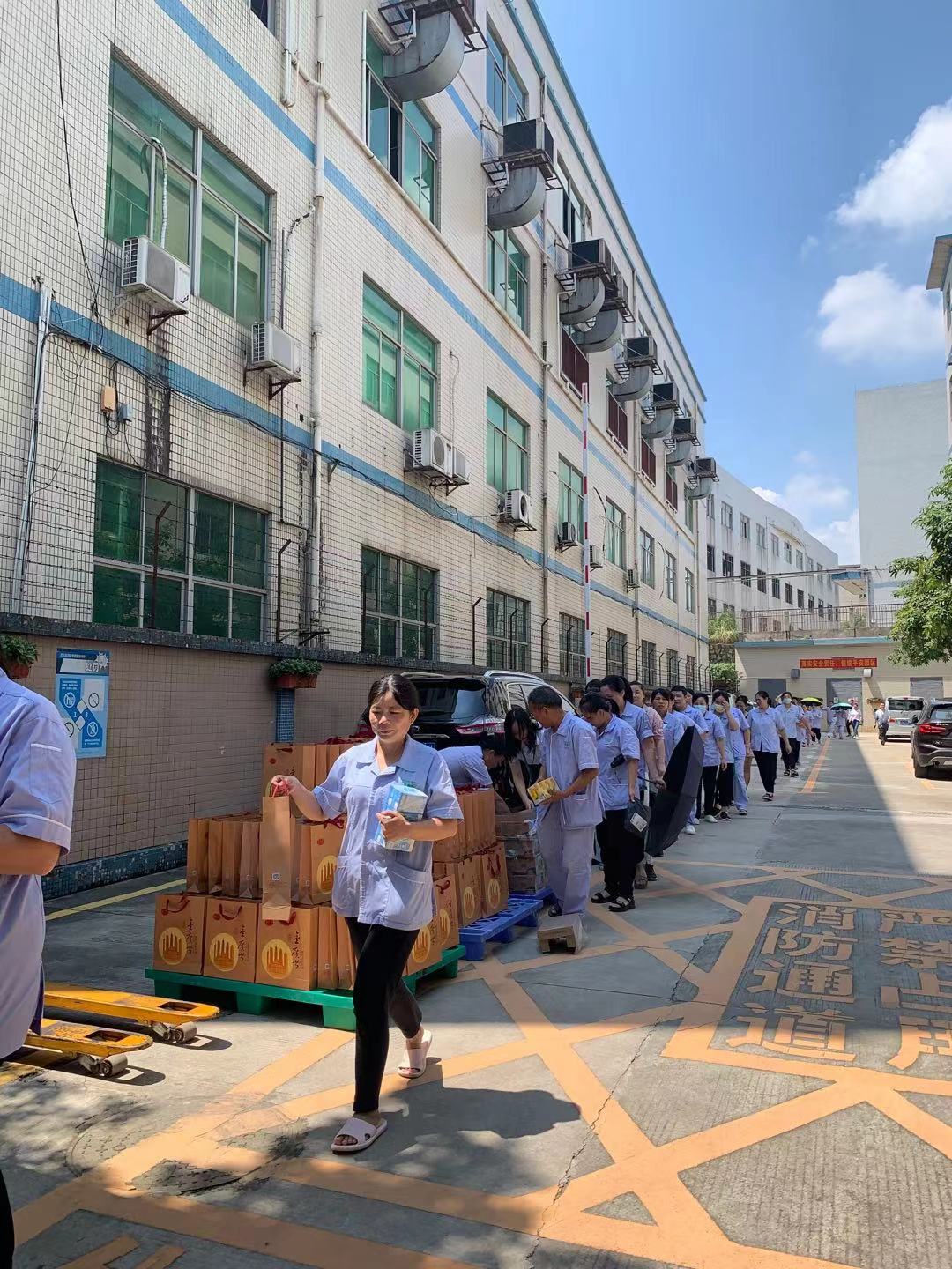 雅香麗化妝用品（深圳）有限公司預祝大家度過一個平安祥和、喜慶歡樂的中秋假期！