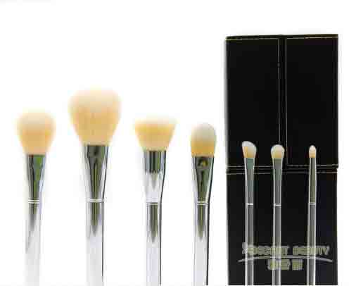 使用唇刷涂口紅,有哪些注意點(diǎn)?