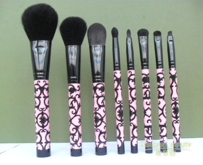 化妝刷套裝中的纖維毛與動(dòng)物毛刷頭,如何根據(jù)膚質(zhì)選擇?